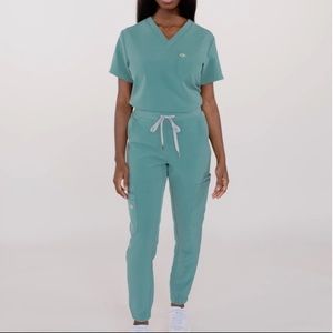 Luna scrub set in light grey